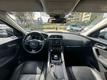 Jaguar F-Pace - 12