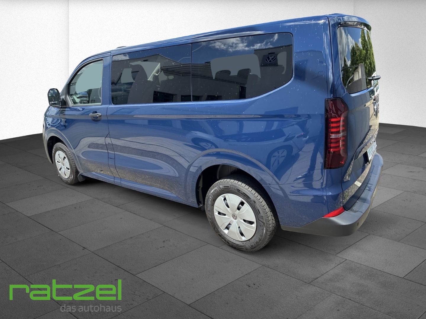 Fahrzeugabbildung Volkswagen T7 Caravelle BEV 100kW 9-Sitzer+Allwetter+ 64kWh