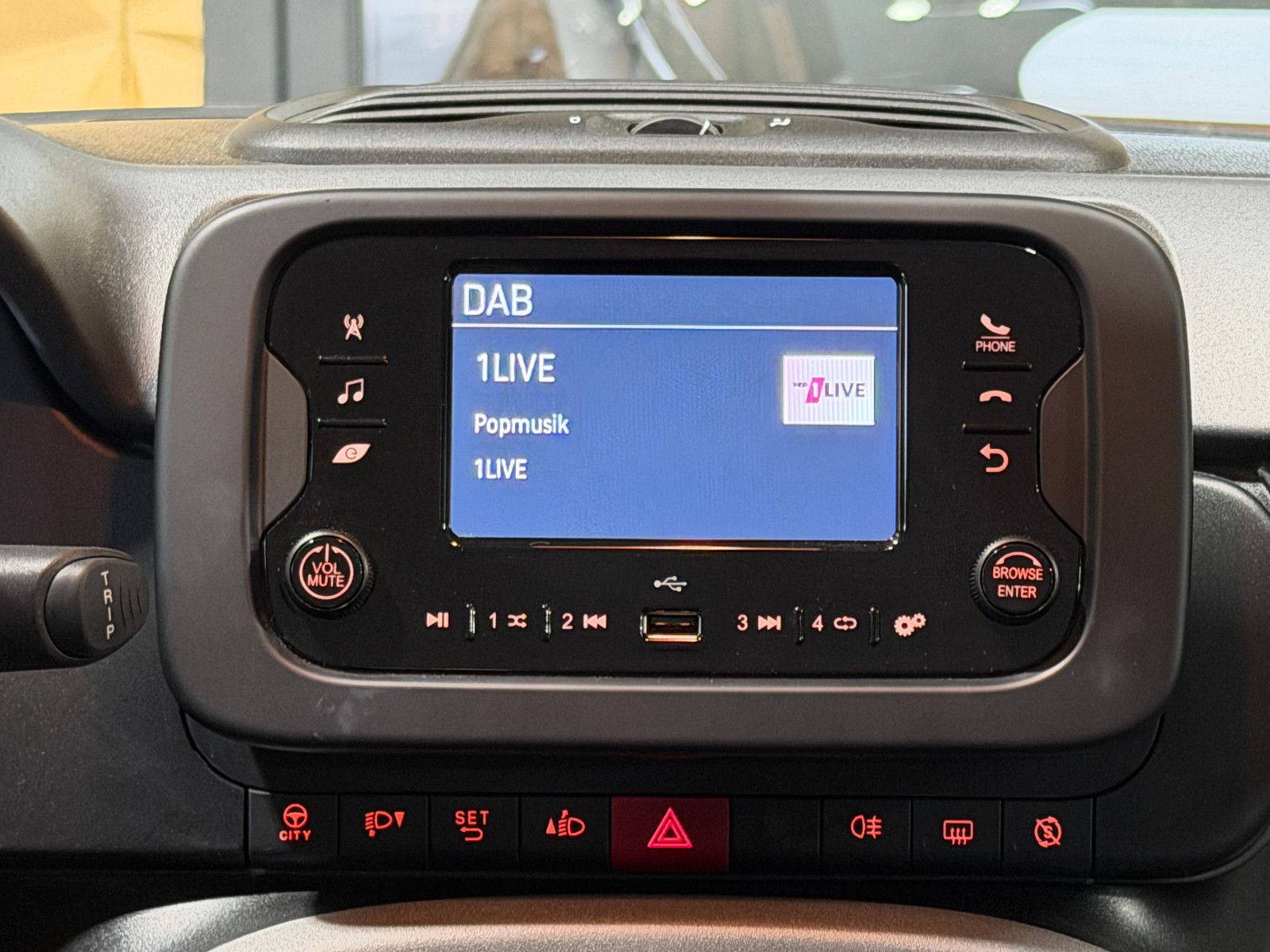 Fahrzeugabbildung Fiat Panda /KLIMA/4-TÜRER/DAB/ALLWETTER/1-HAND