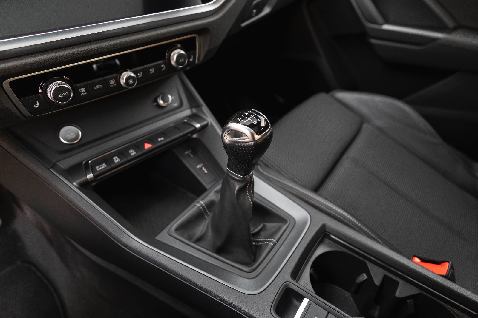 Fahrzeugabbildung Audi Q3 35 TDI QUATTRO DSP LED TOTW NAV TEMPOMAT