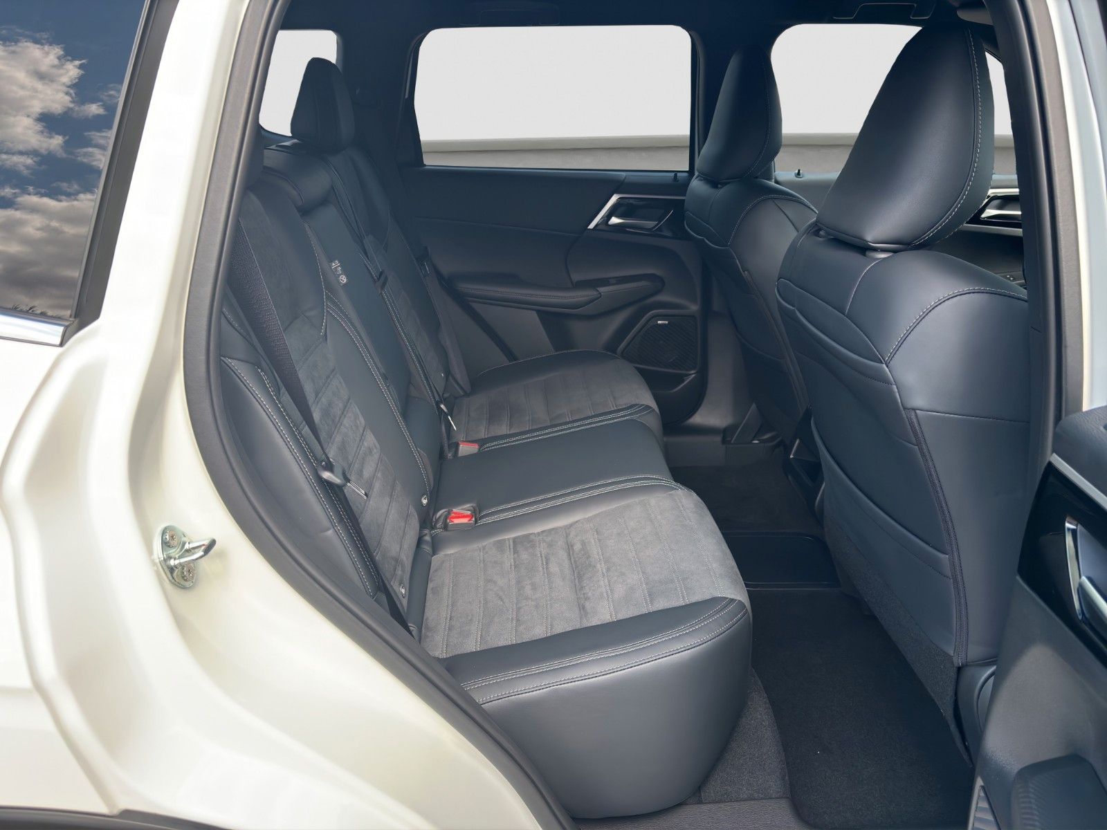Fahrzeugabbildung Mitsubishi Outlander 2.4 PHEV S-AWC Select