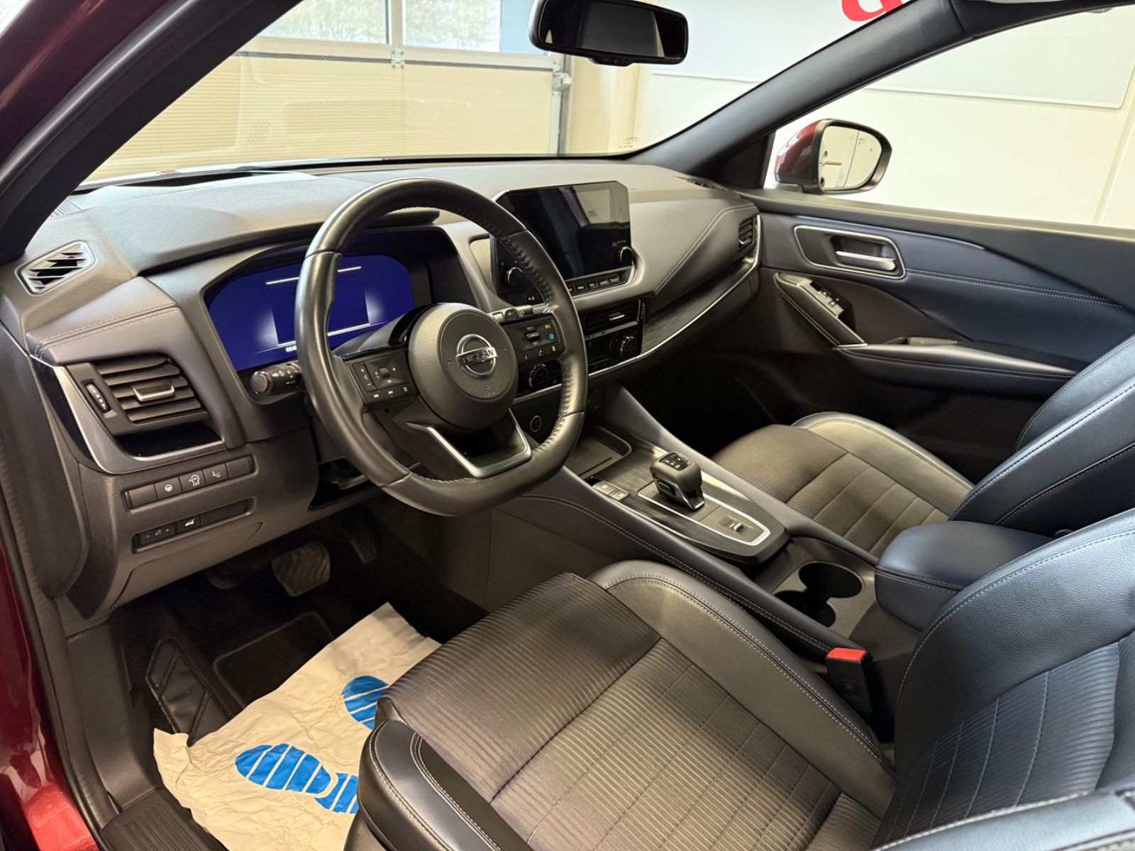 Fahrzeugabbildung Nissan Qashqai Tekna - Pano, HeadUp, Teilleder