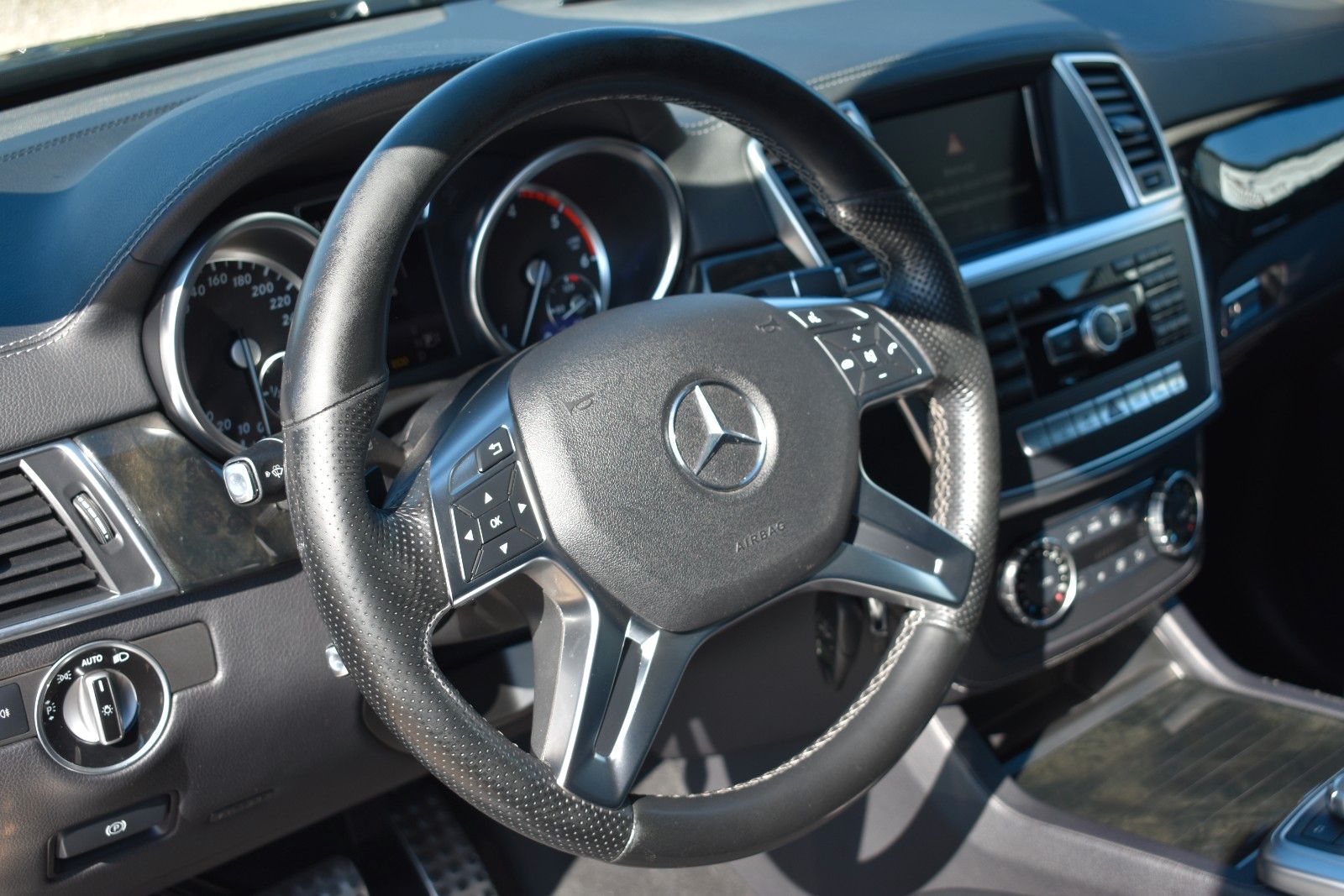 Fahrzeugabbildung Mercedes-Benz ML 350 CDI Display Fond H&K AHK Pano Softclose