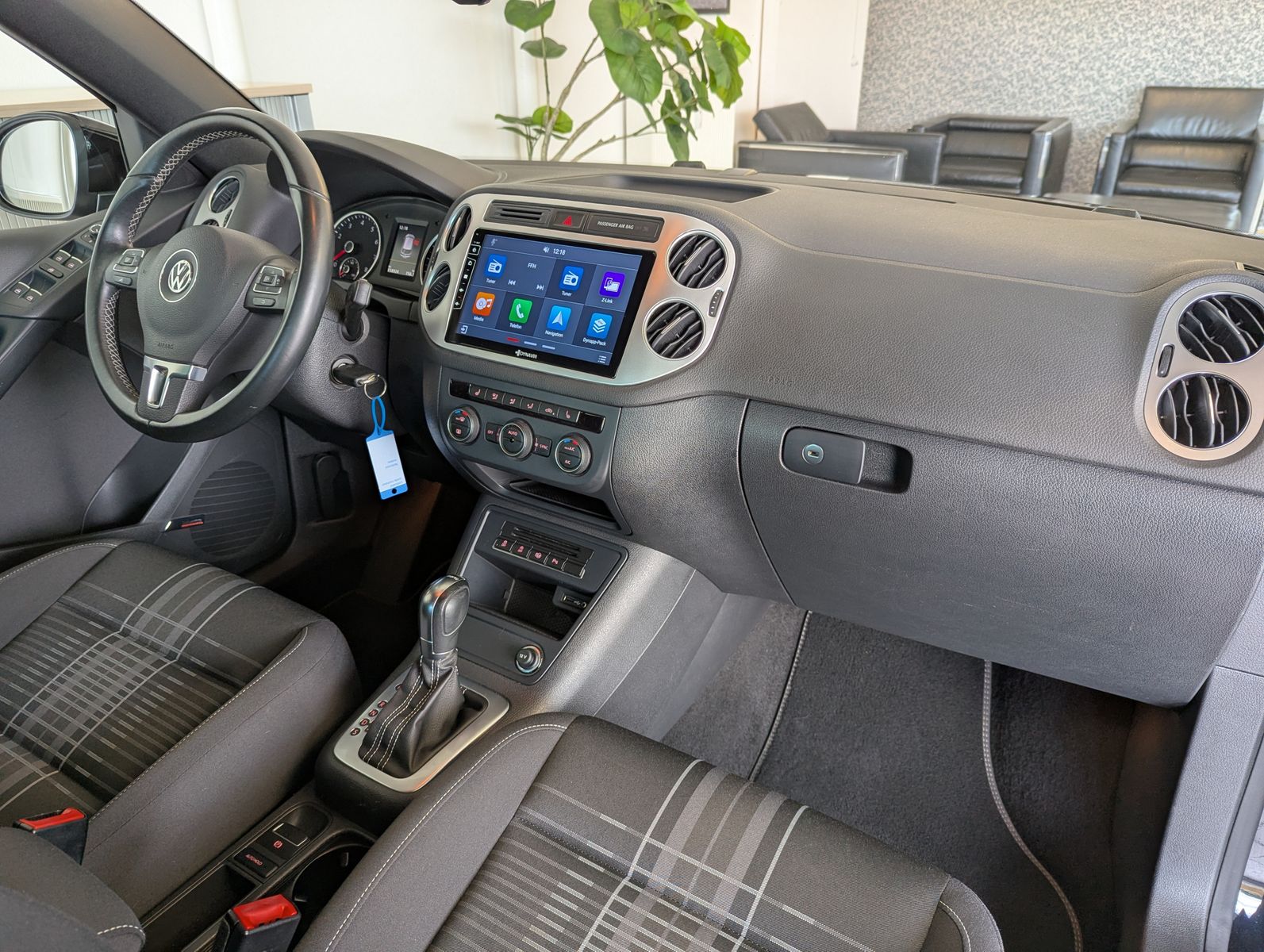 Fahrzeugabbildung Volkswagen Tiguan 1.4 TSI DSG Lounge DYNAUDIO AHK Kamera