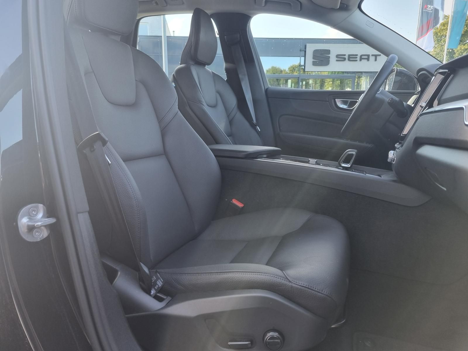 Fahrzeugabbildung Volvo XC60 B4 D 2wd Core 'ACC,BLIS, Kurvenlicht'