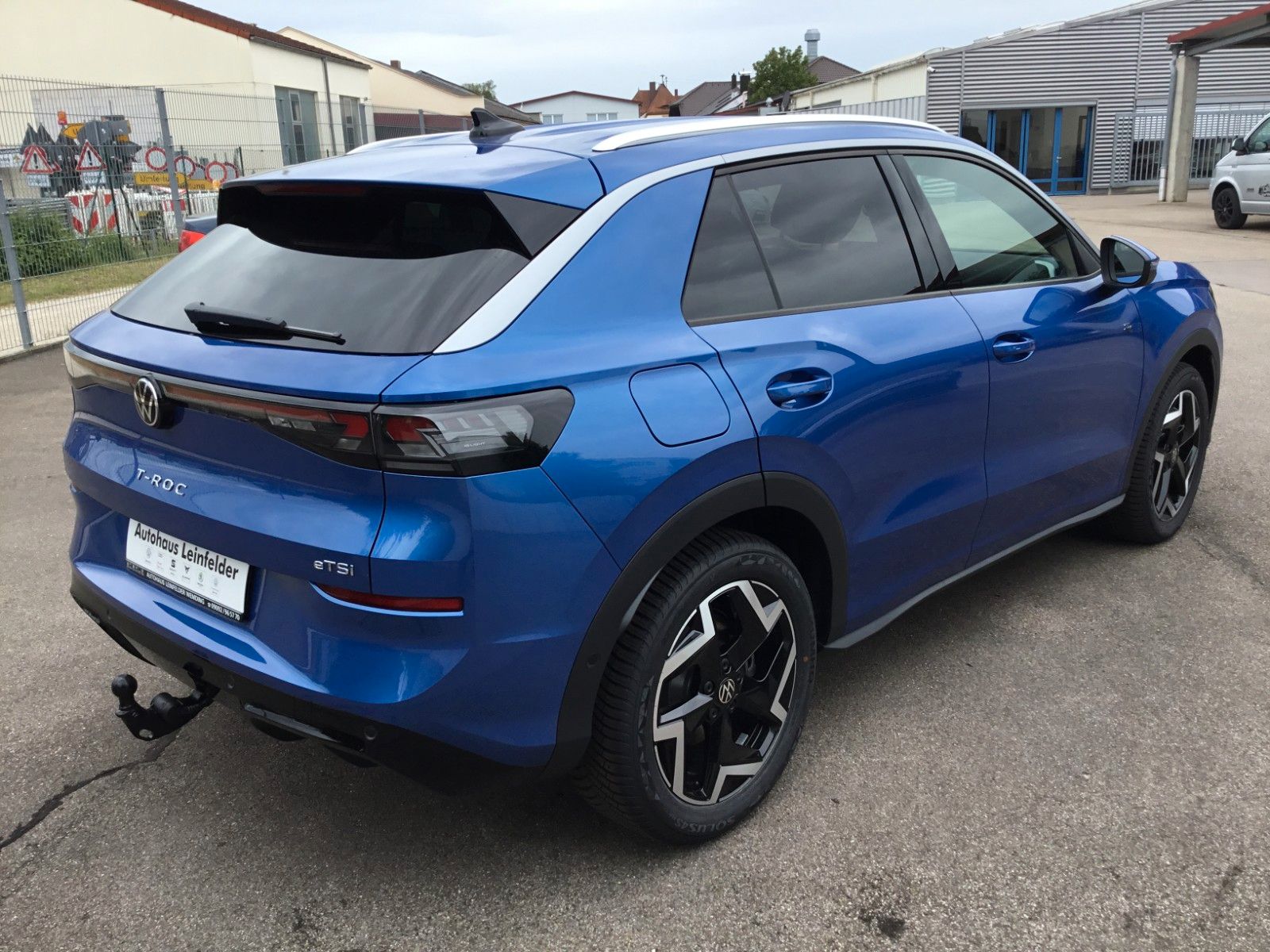 Fahrzeugabbildung Volkswagen T-Roc 1.5 eTSI DSG R-Line+AHK+LED+Navi+18"+Kessy
