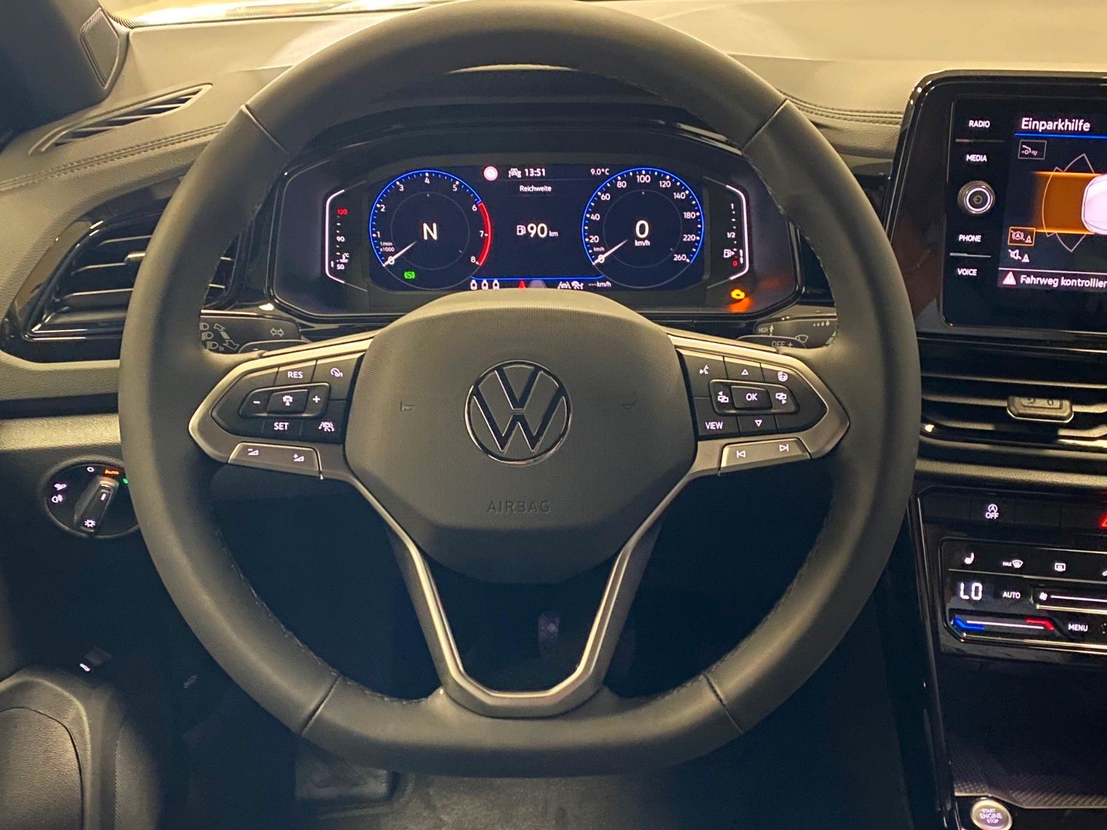 Fahrzeugabbildung Volkswagen T-Roc 1.5 TSI DSG+BLACKSTYLE+PANO+19"+ACC+MATRI+