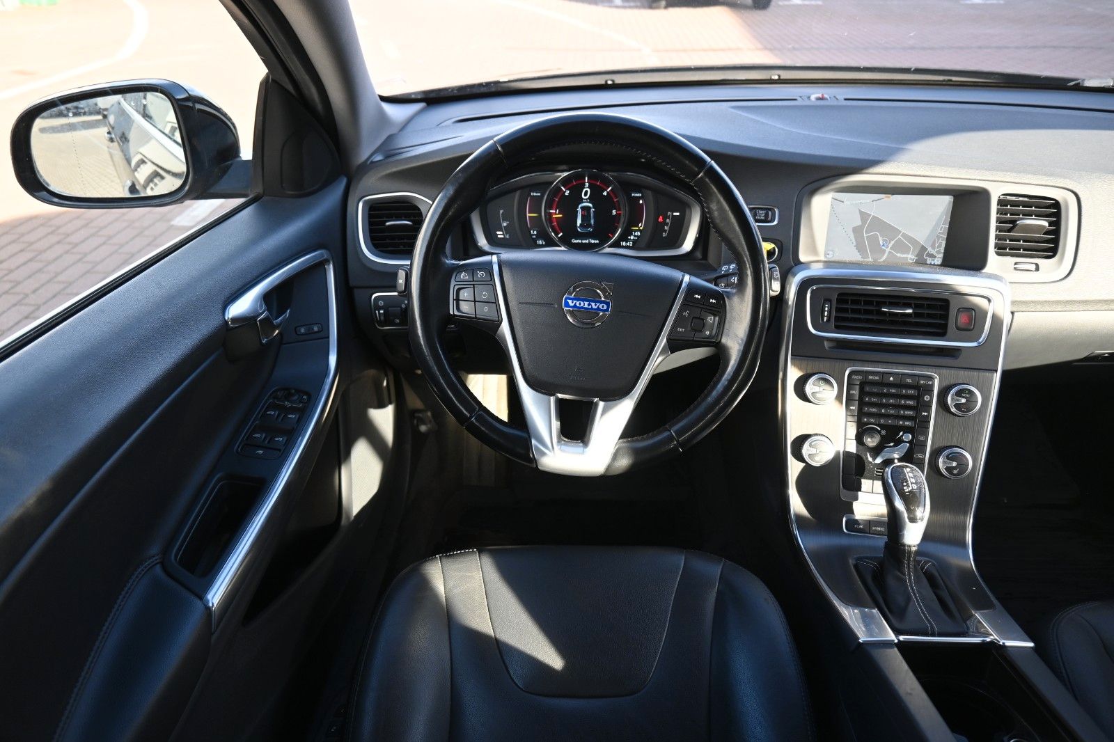 Fahrzeugabbildung Volvo V60 Kombi D6 Summum AWD*NAV*LED*TEMPO*