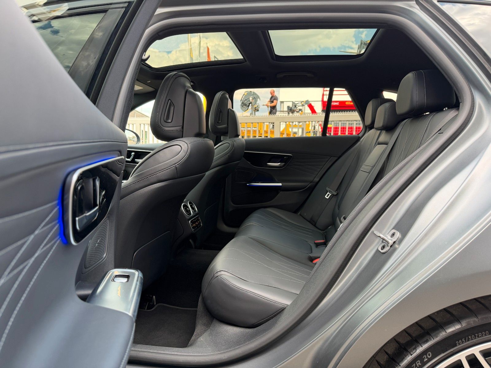 Fahrzeugabbildung Mercedes-Benz C 43 AMG T HUD+Pano+360°+StdH+Digital+Distr+20"