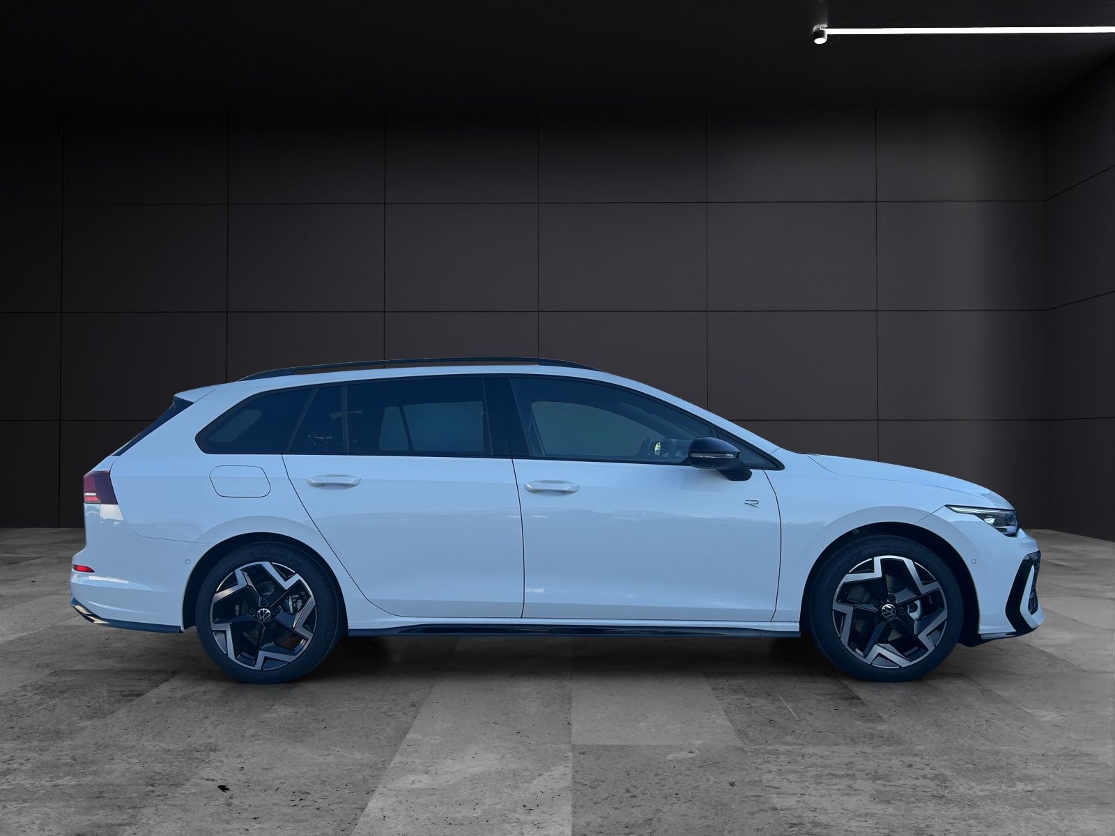 Fahrzeugabbildung Volkswagen Golf VIII Variant R-Line eTSI DSG LED+ ACC AHK S