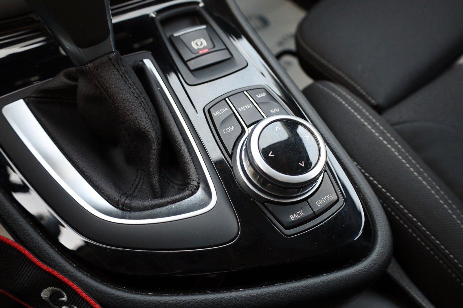 Fahrzeugabbildung BMW 218iA Advantage Active Tourer Navi,LED,SH,PDC