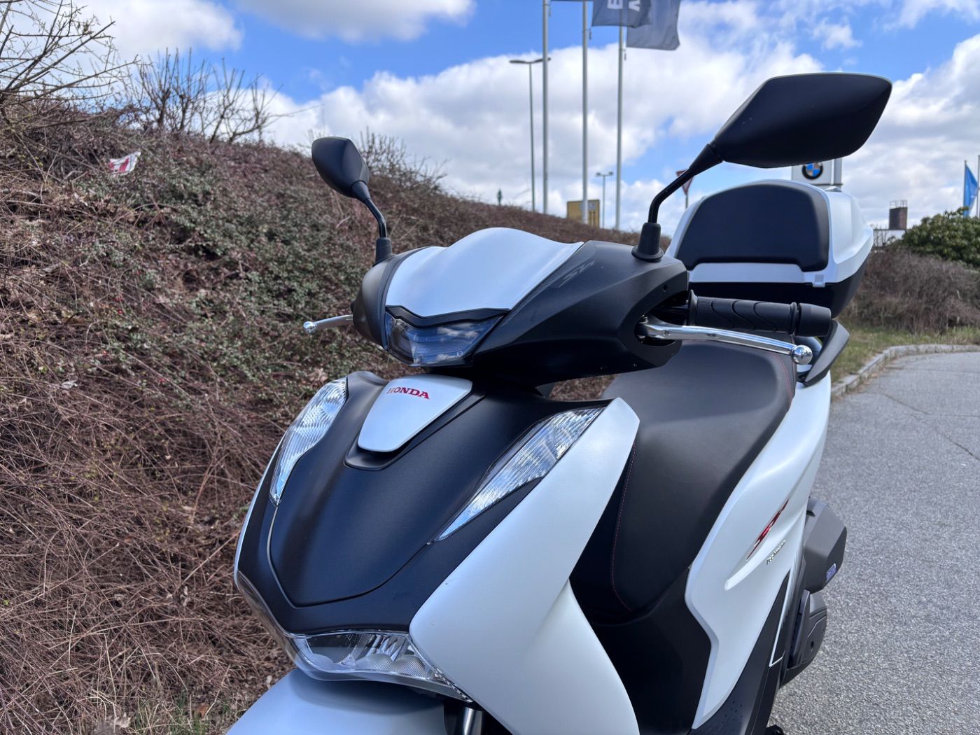 Fahrzeugabbildung Honda SH 125 i inklusive Smart-Topcase, wenig KM