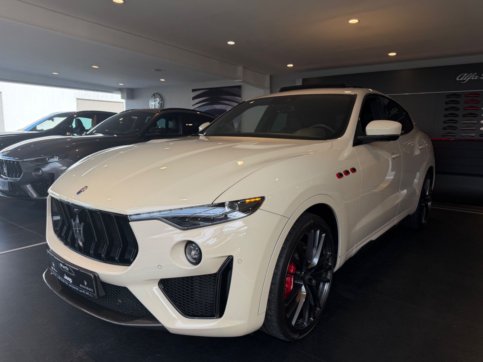 Maserati Levante V8 Trofeo Carbon Panorama foto 3