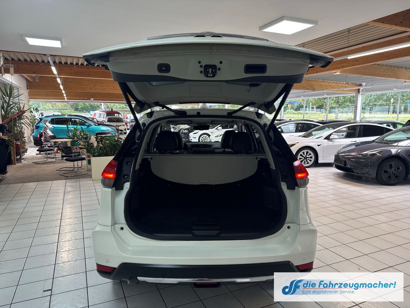 Fahrzeugabbildung Nissan X-Trail Tekna 4x4 2.0 dCi Panorama Navi Soundsys