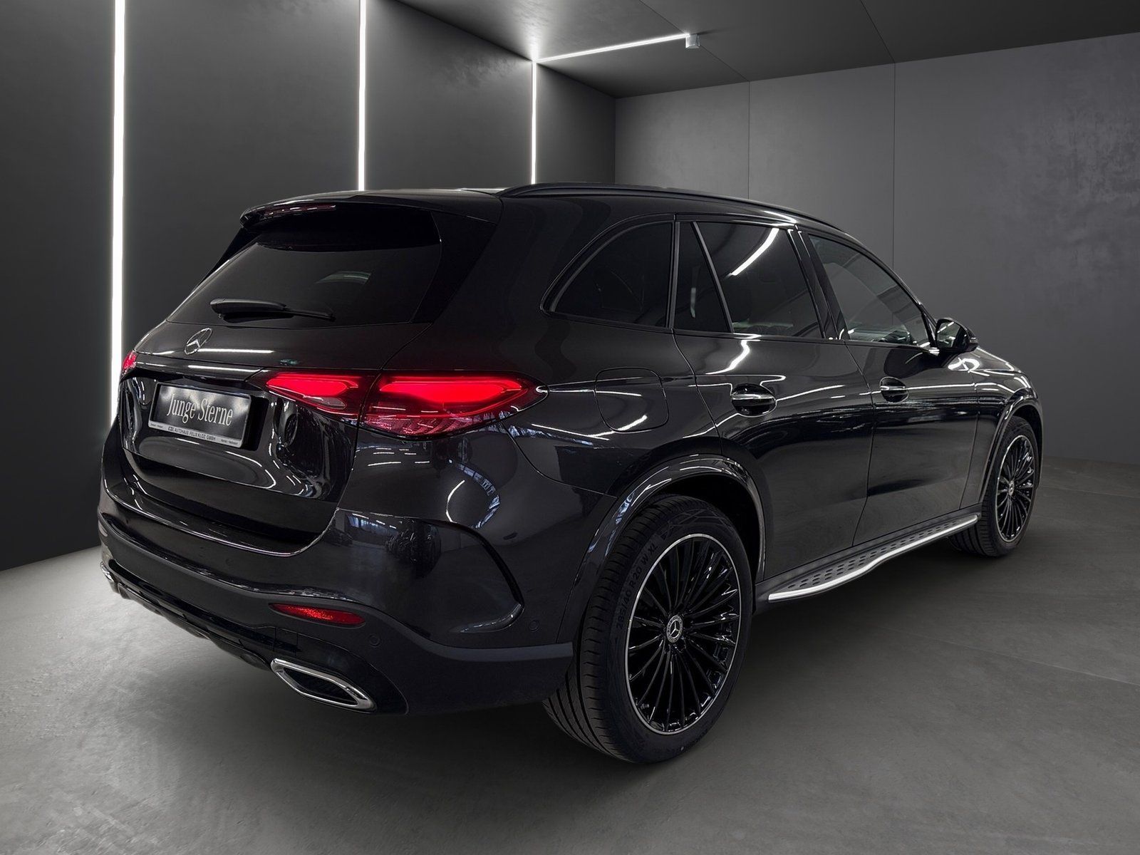 Fahrzeugabbildung Mercedes-Benz GLC 300 d 4M*Airmatic*STDHZG*Pano*AHK*Night*20"*