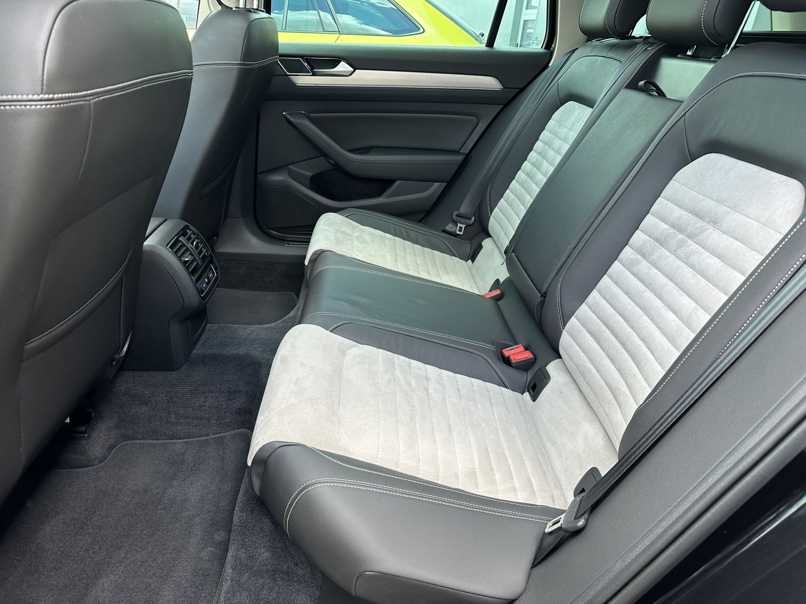 Fahrzeugabbildung Volkswagen Passat Variant HL NAV+LED+AHK+KAM+PANO+19ZO+AID