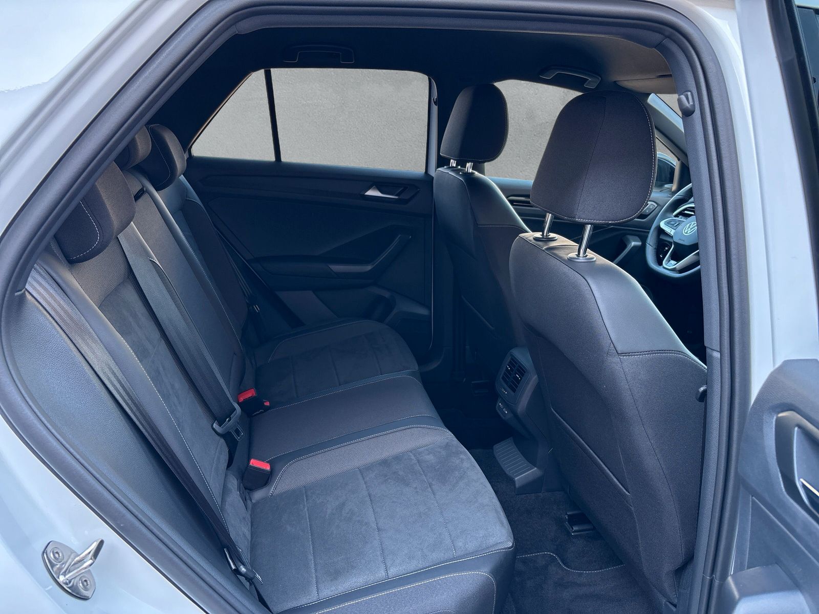 Fahrzeugabbildung Volkswagen T-Roc 1.5 TSI R-Line AHK Kamera SHZ