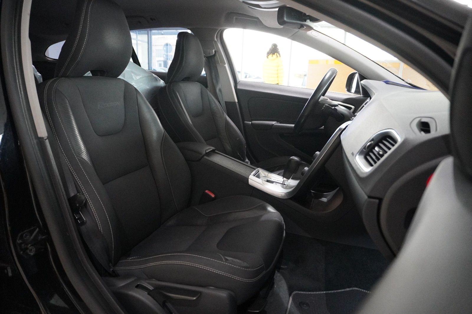 Fahrzeugabbildung Volvo V60 Kombi D4 R-DESIGN NAVI/LED/SHZPDC/AHK
