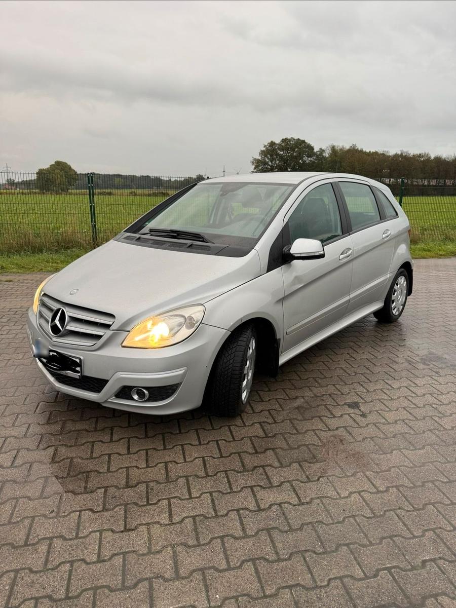Mercedes-Benz B 180