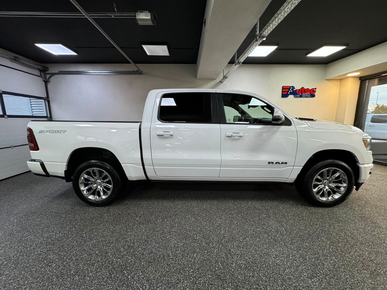 Fahrzeugabbildung Dodge LARAMIE CREW CAB SPORT  12" LUFTFEDER  HEMI 4x4
