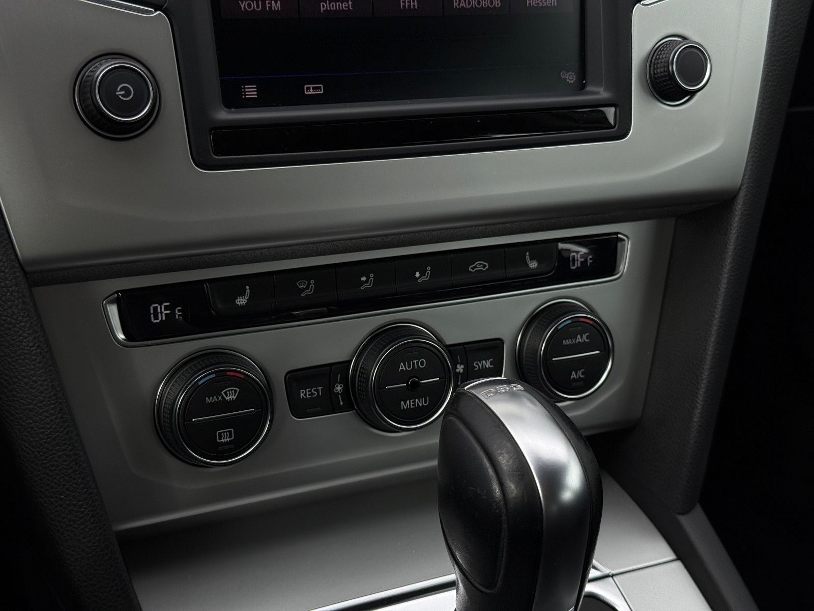Fahrzeugabbildung Volkswagen Passat Comfortline DSG ACC Navi PDC SHZ Massage
