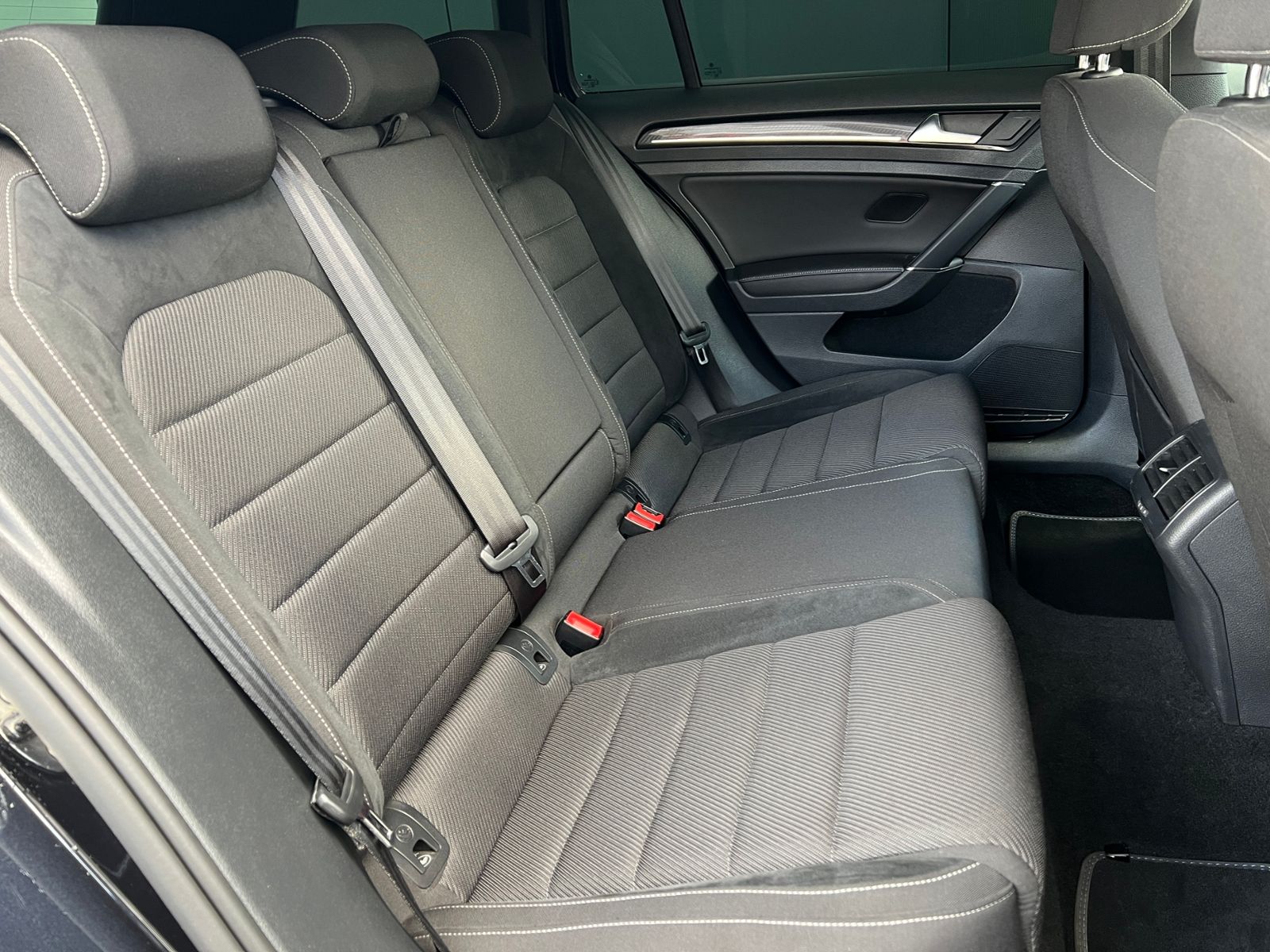 Fahrzeugabbildung Volkswagen Golf VII Variant R 2.0 TSI DSG 4MOTION *LED,DYNA