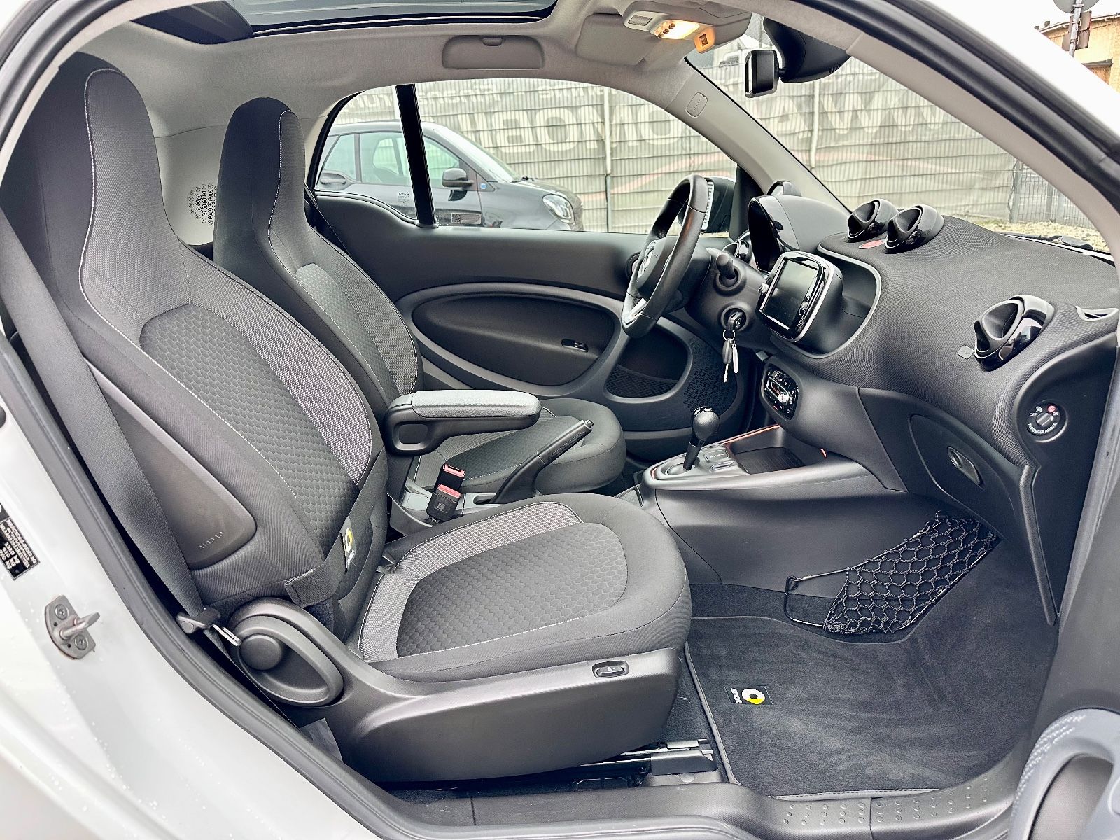 Fahrzeugabbildung Smart ForTwo Coupe EQ /LED/PDC/Kamera/Pano/CarPlay
