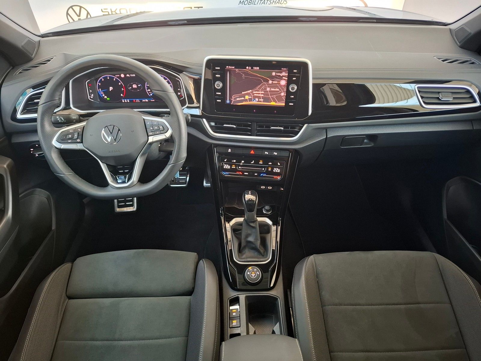 Fahrzeugabbildung Volkswagen T-Roc R-Line 2,0 TSI DSG 4Motion + Pano + Kamera