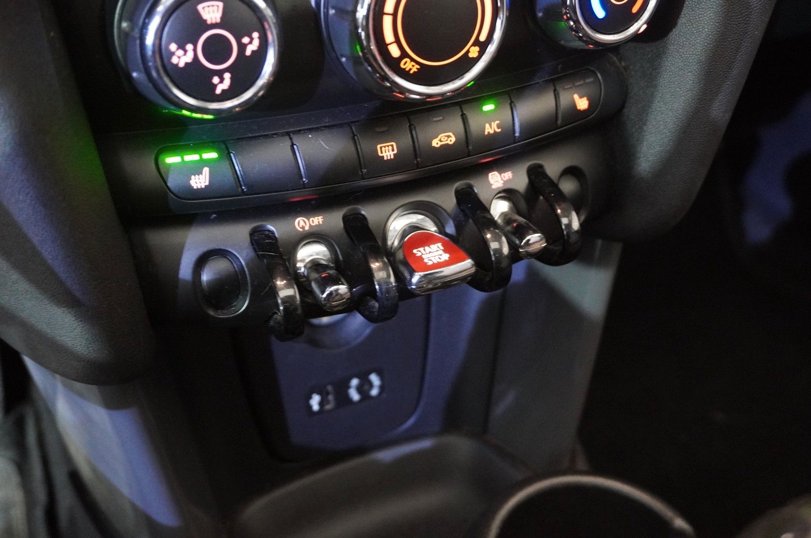 Fahrzeugabbildung MINI COOPER 1.5 3-TÜR PANO./SHZ/KLIMA/BT