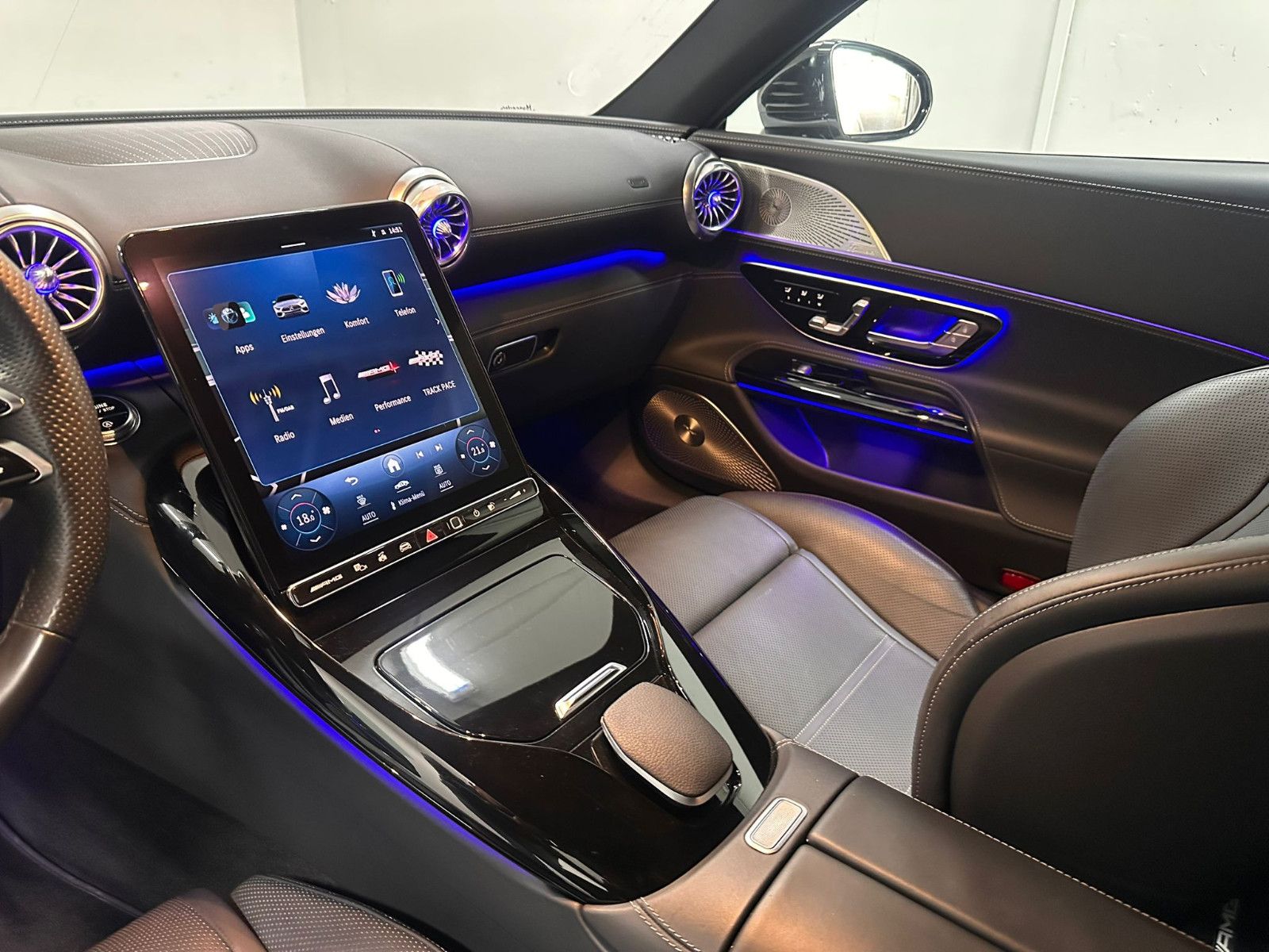 Fahrzeugabbildung Mercedes-Benz SL 63 4MATIC+ *AERODYNAMIK*HEADUP*BURMESTER*