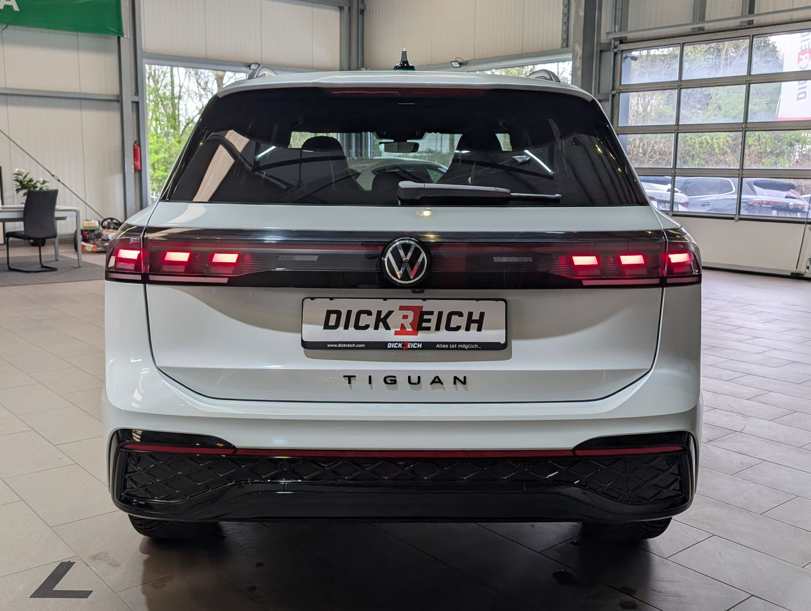 Fahrzeugabbildung Volkswagen Tiguan 2.0TDI R-Line 4M Pano Black AHK Matrix 20