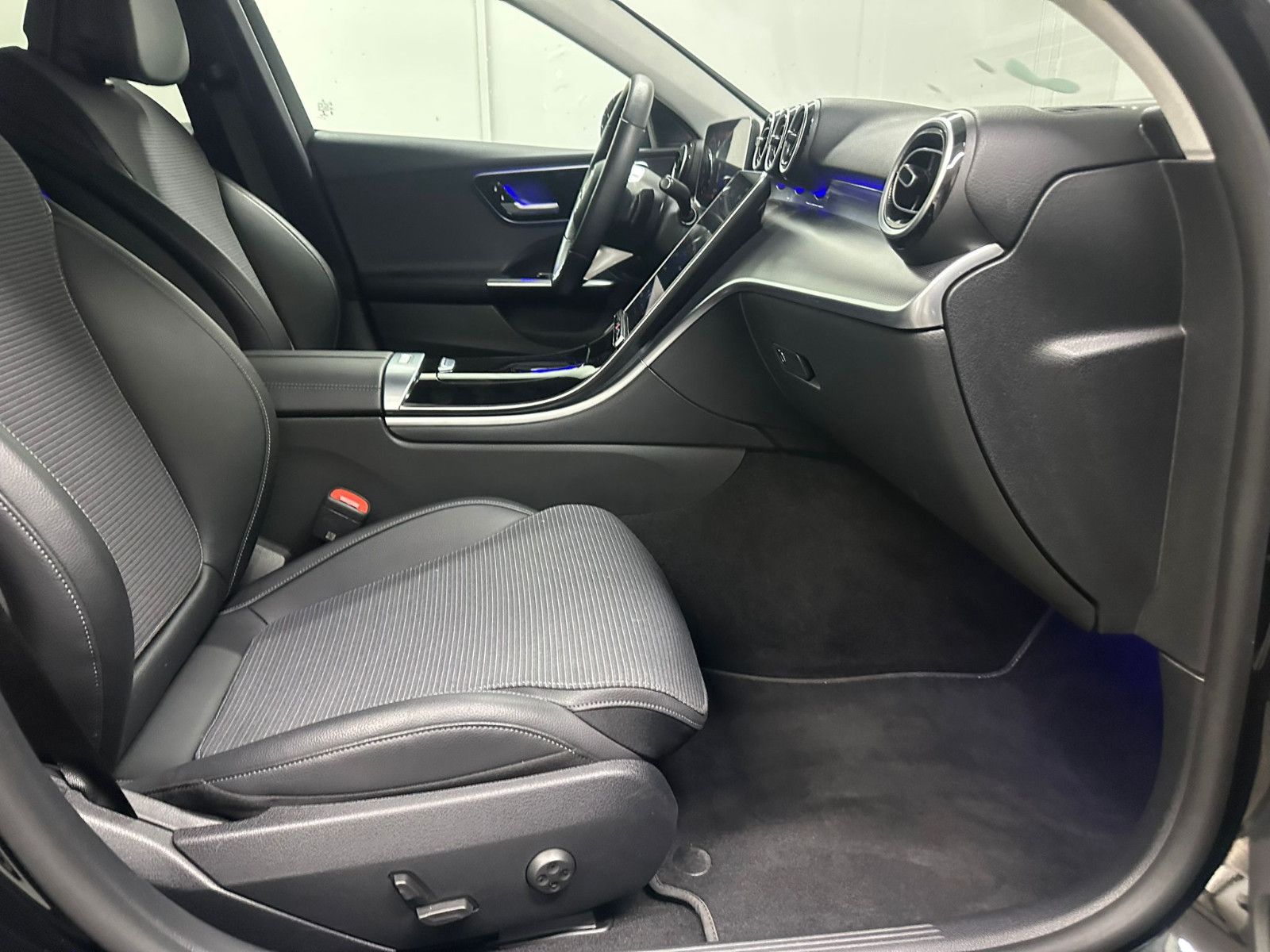Fahrzeugabbildung Mercedes-Benz C 220 d T Autom. *AVANTGARDE*DISTRO*AHK*NIGHT