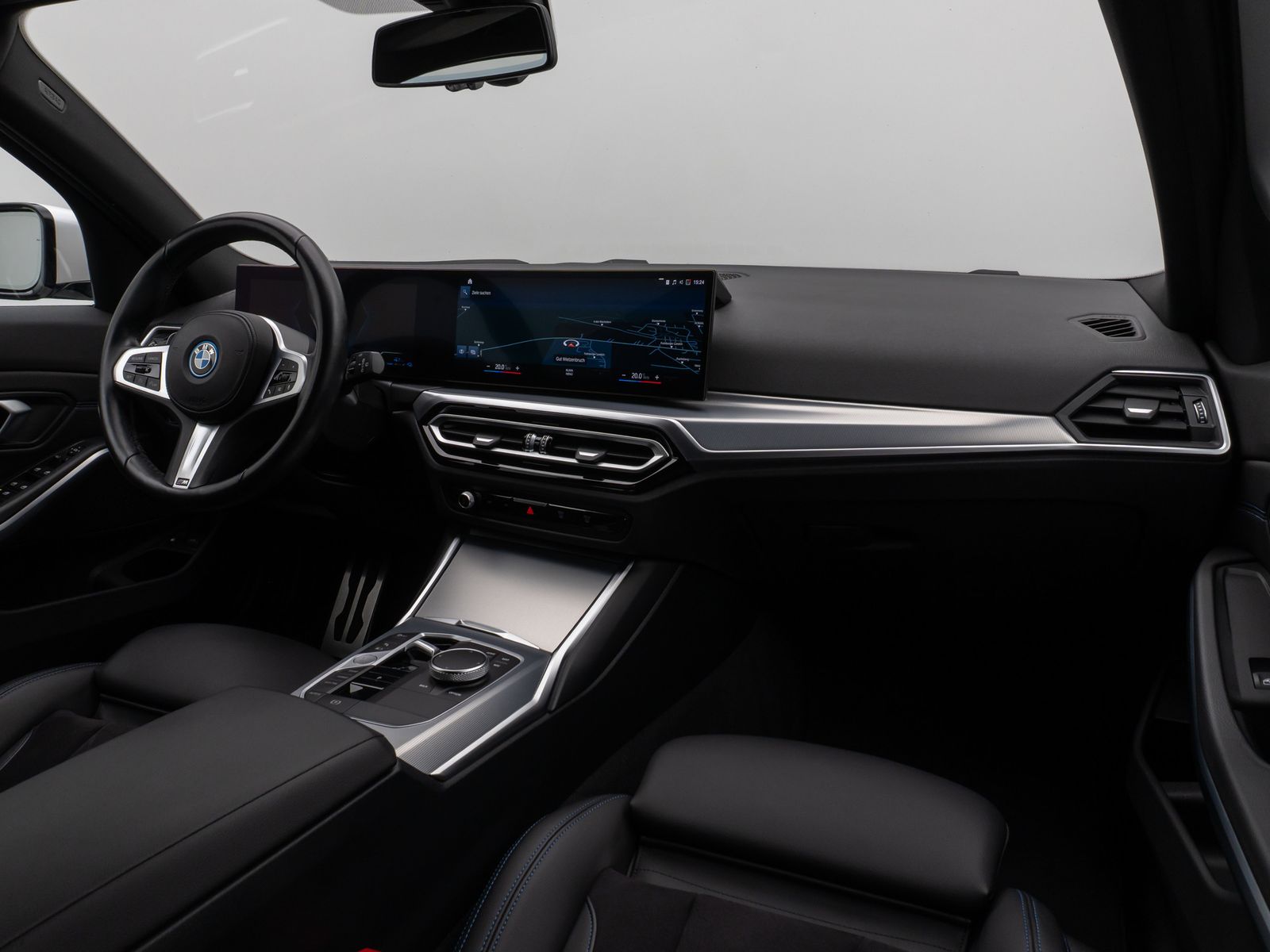 Fahrzeugabbildung BMW 330e M Sport Kamera DAB HUD Alarm Parkassistent