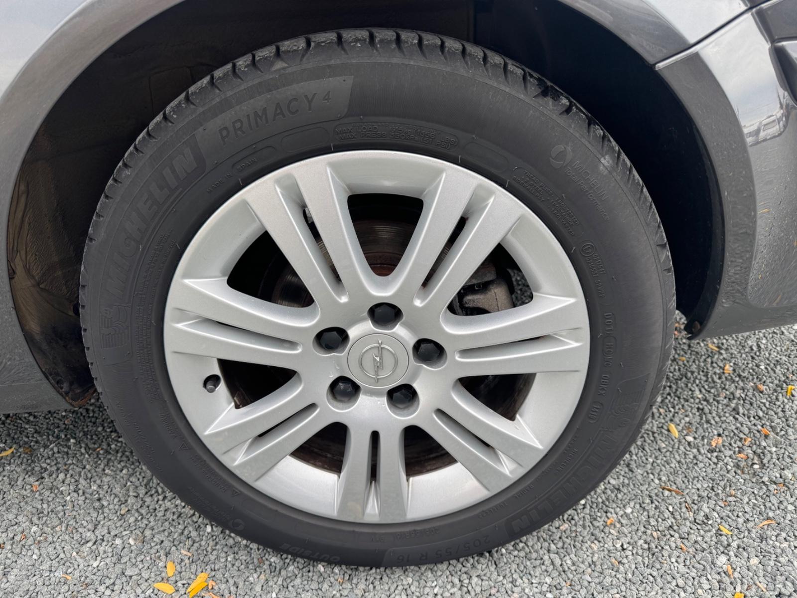 Opel Astra 2009 — photo 14