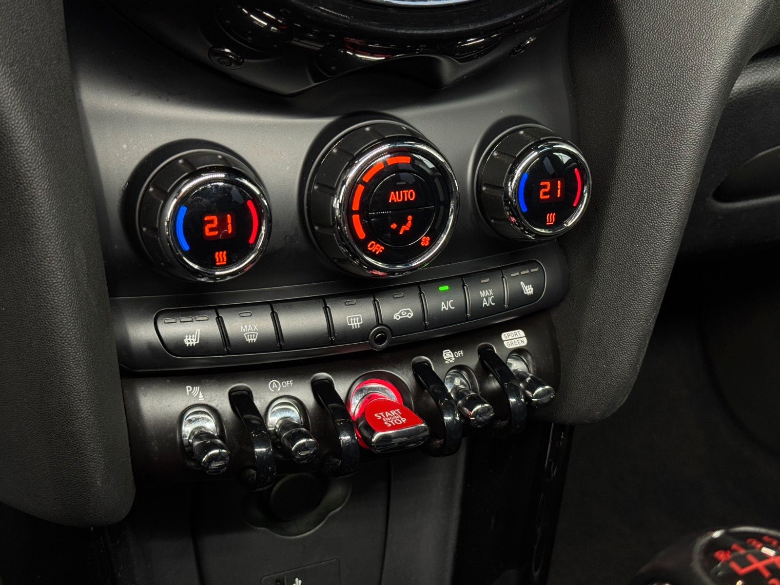 Fahrzeugabbildung MINI Cooper D 5-trg. "LED Navigation PDC Sportsitze"