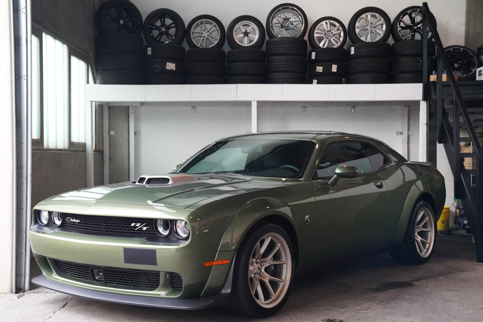 Dodge Challenger R/T Scat Pack Shaker Swinger