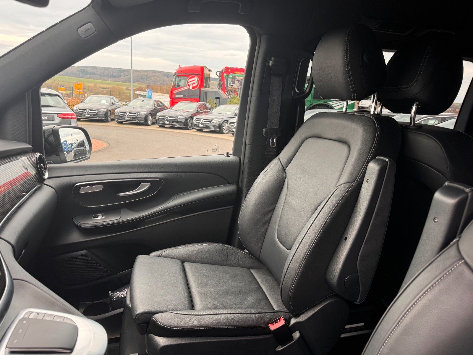 Fahrzeugabbildung Mercedes-Benz EQV 300 AVANTGARDE 360Kamera DISTRONIC Leder