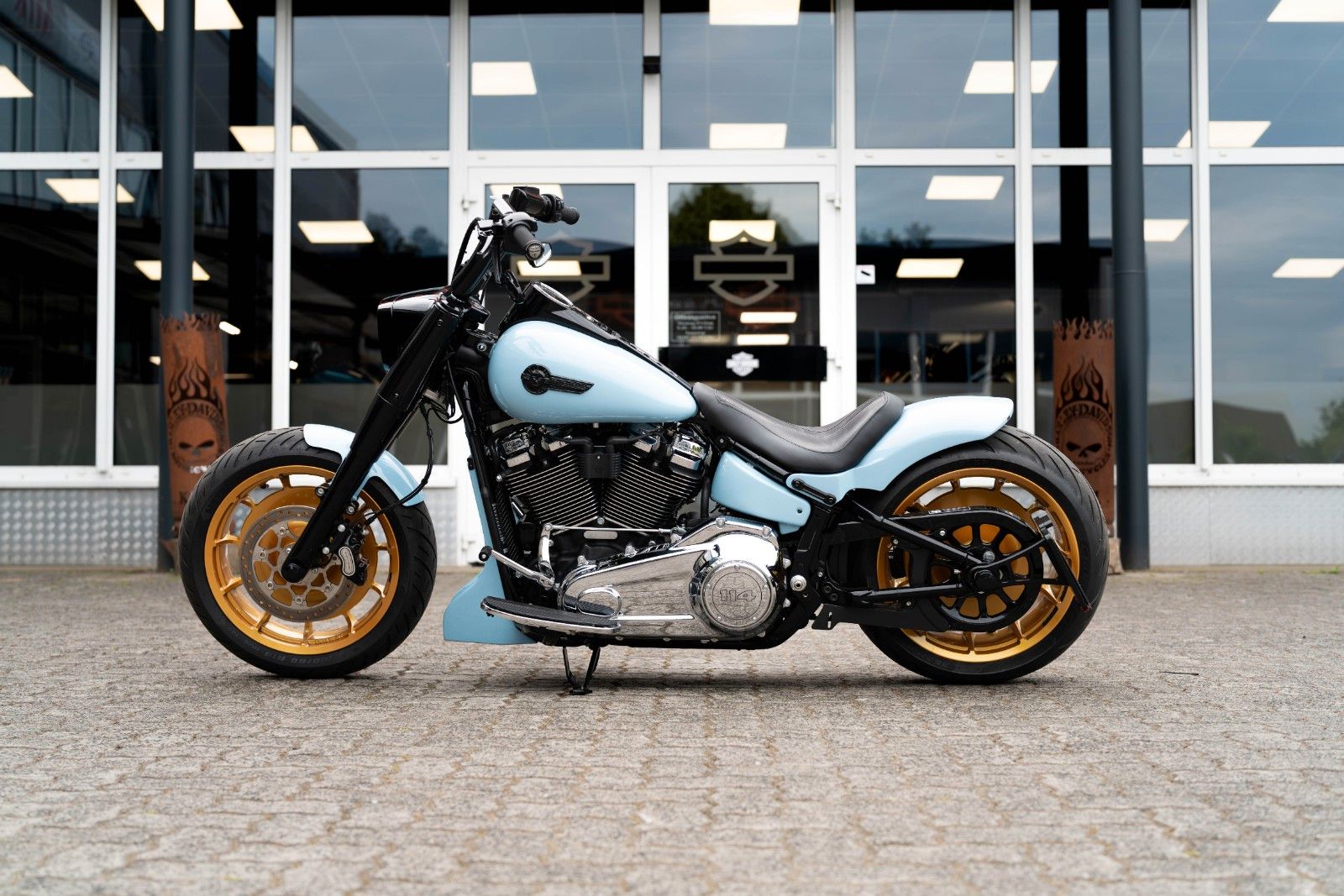 Fahrzeugabbildung Harley-Davidson Light Blue FAT BOY FLFBS 114 - Jekill & Hyde-
