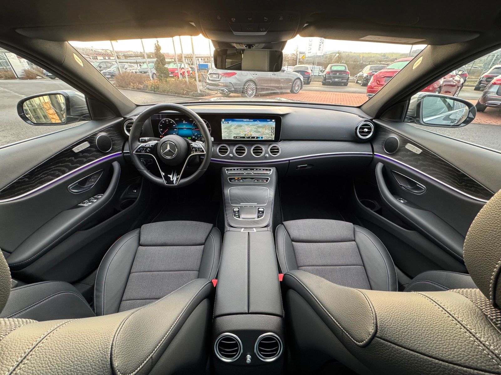 Fahrzeugabbildung Mercedes-Benz E 220d Avantgarde+Distr+Pano+AHK+MultiB+Ambiente