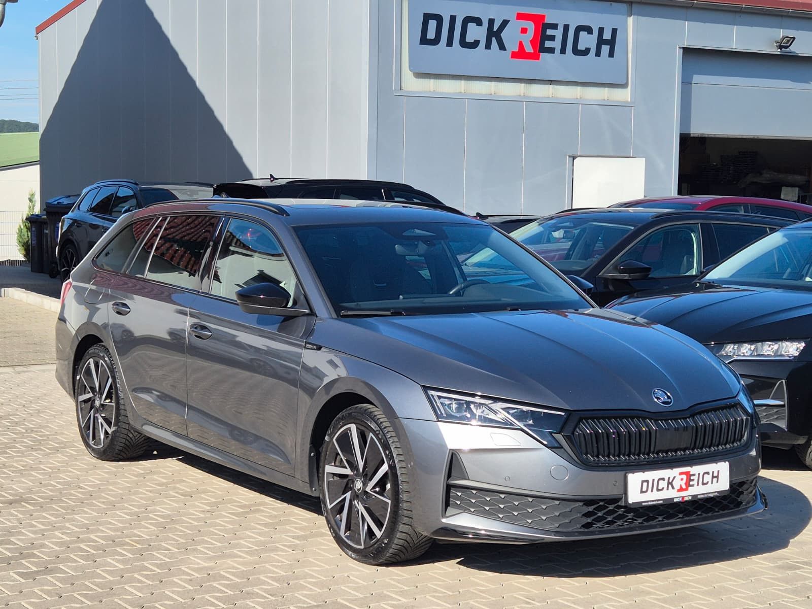 Fahrzeugabbildung SKODA Octavia 1.5 DSG Sportline PANO*MATRIX*AHK*5J.GAR
