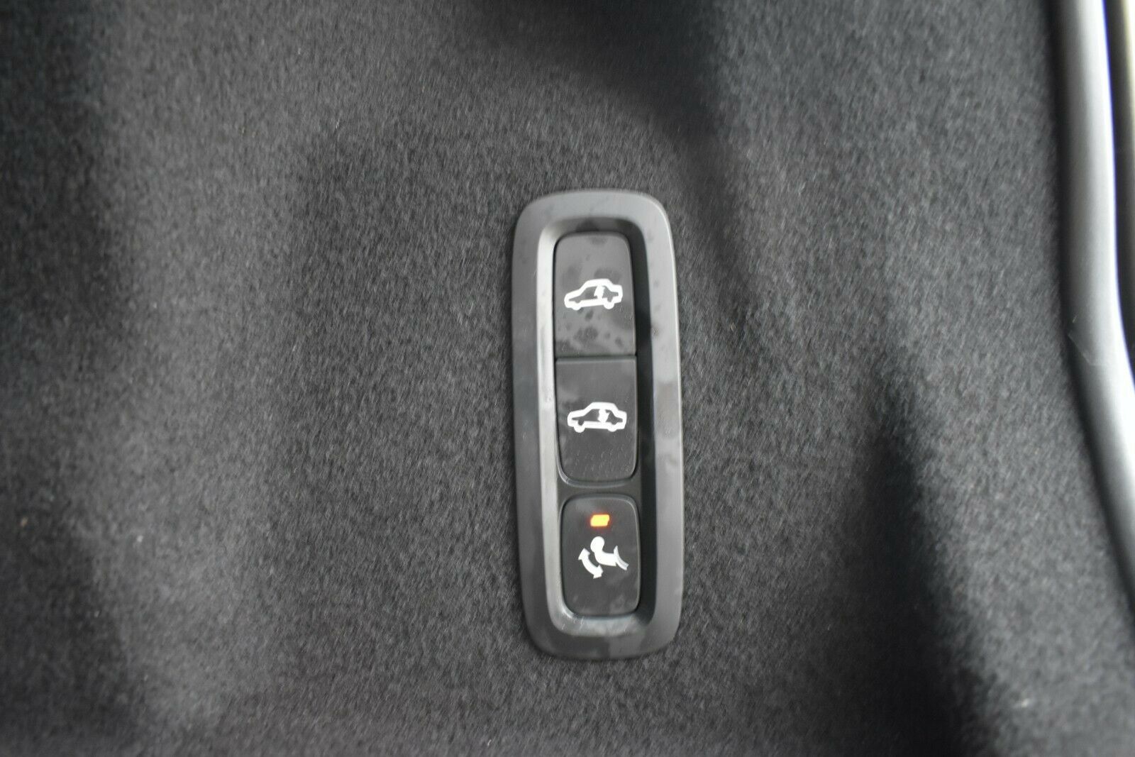 Fahrzeugabbildung Volvo XC60 T8 Twin Eng* R-Design Luft*ACC*AHK*AWD*STHZ