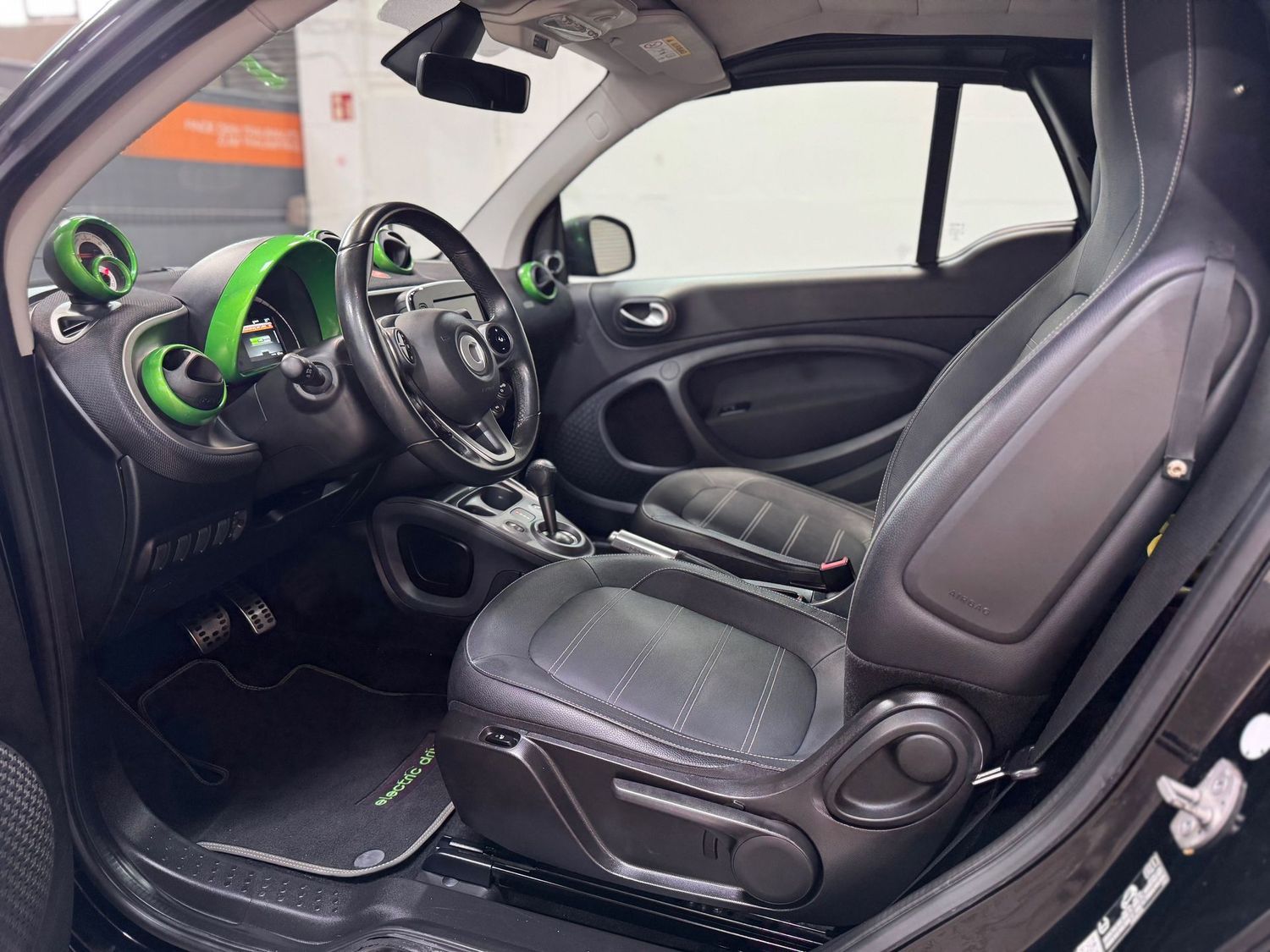 Fahrzeugabbildung Smart forTwo Brabus Edition Greenflash#Leder#Spur#JBL#