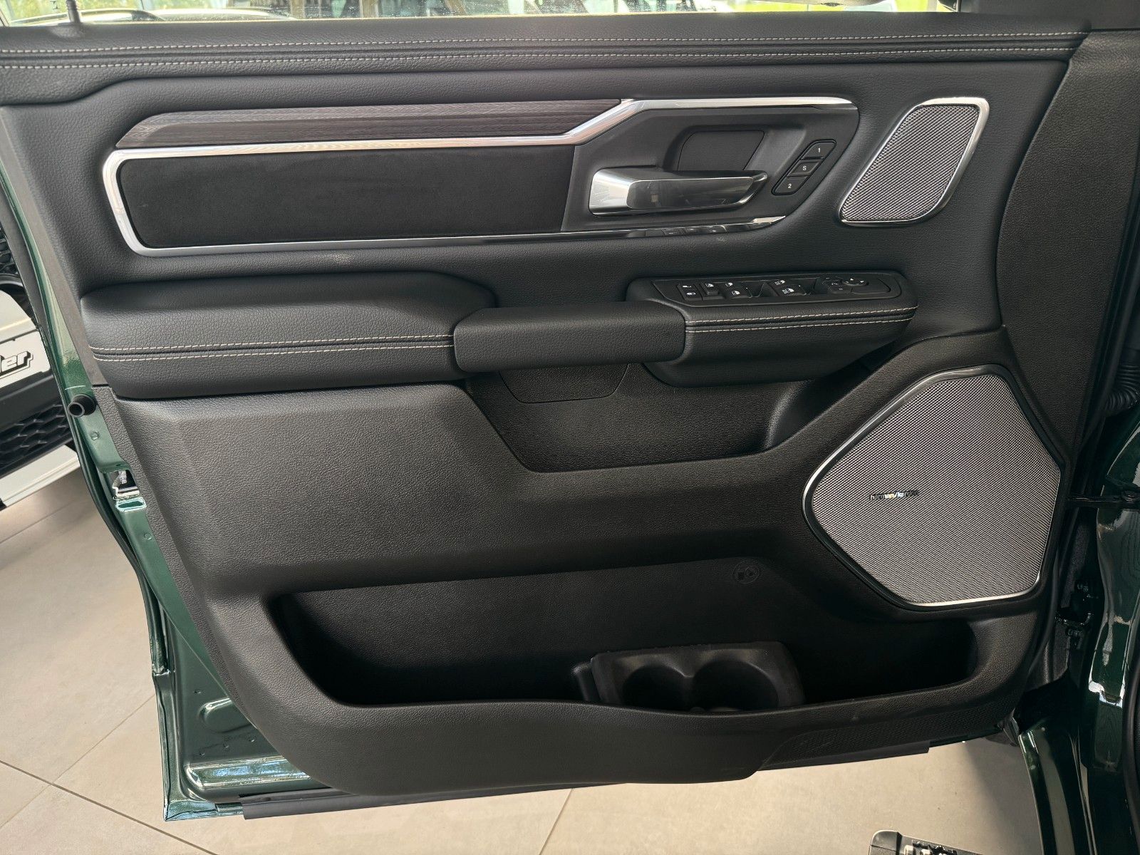 Fahrzeugabbildung Dodge RAM 1500 Crew Cab Laramie Night 5.7 V8 MY 2026