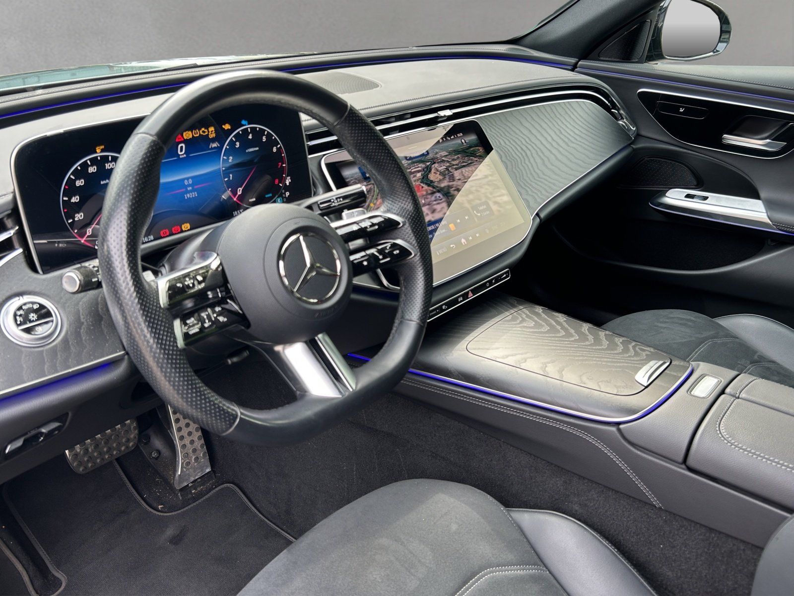 Fahrzeugabbildung Mercedes-Benz E 200 AMG Pano DISTRO Kamera NIGHT KeyGO 19"