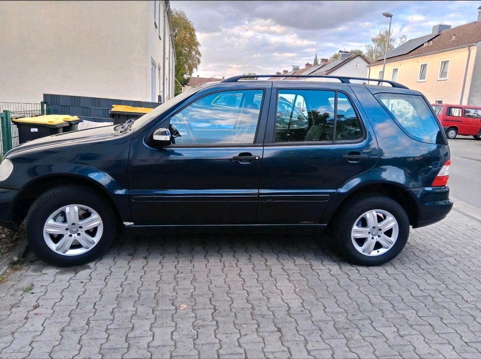 Mercedes-Benz ML270 2004 — rear view