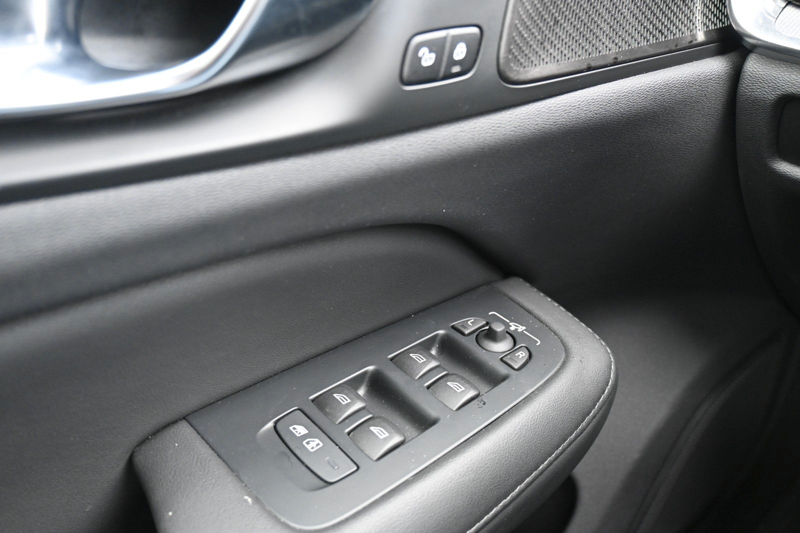 Fahrzeugabbildung Volvo V60 B4 DKG Plus Dark*HuD*PANO*360°*ACC