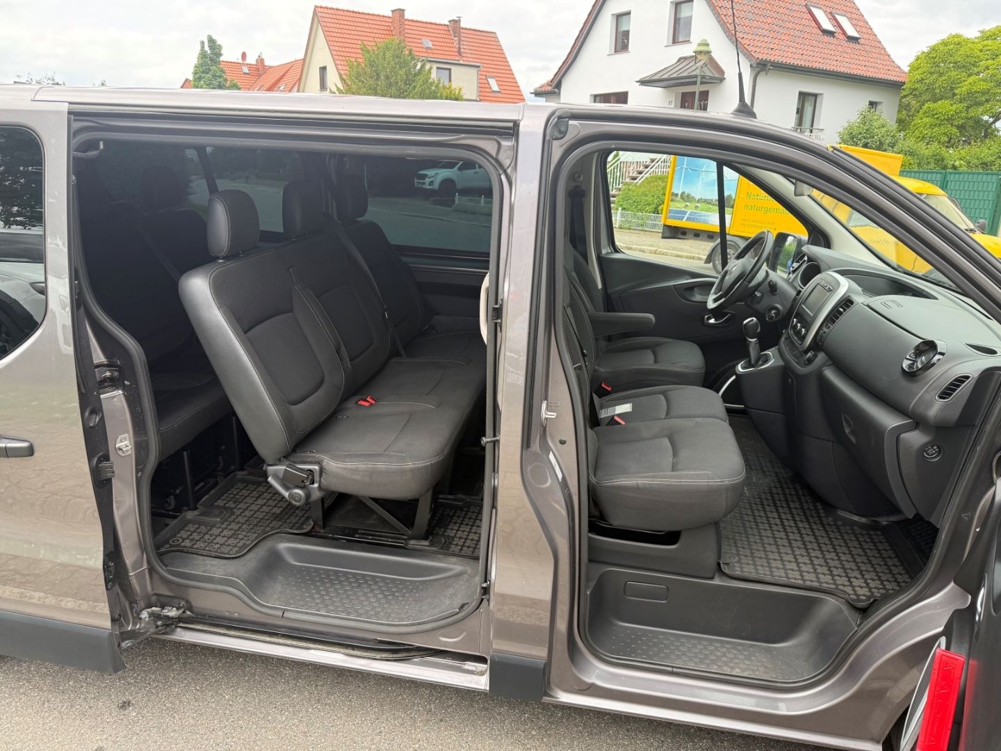 Fahrzeugabbildung Renault Trafic Life L2H1 - 9 Sitze + Rückfahrkamera