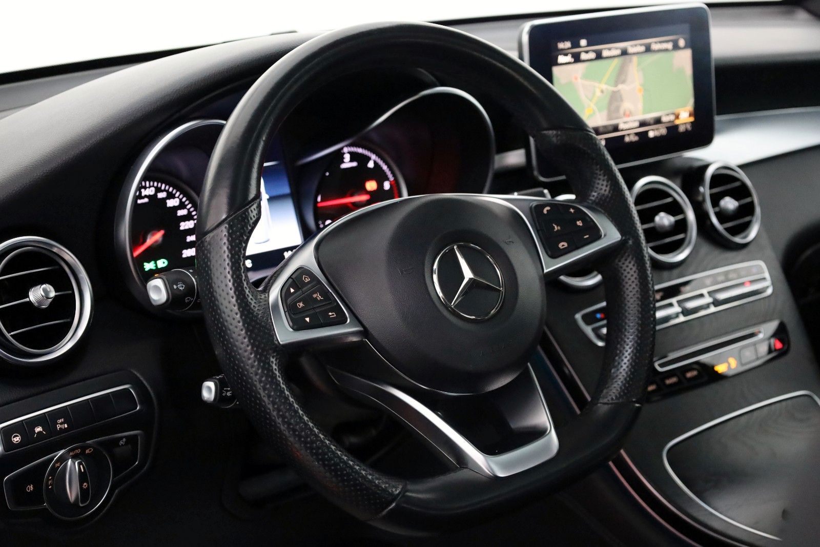 Fahrzeugabbildung Mercedes-Benz GLC 250d 4M AMG Int. Leder,Navi,LED,Panorama,+WR