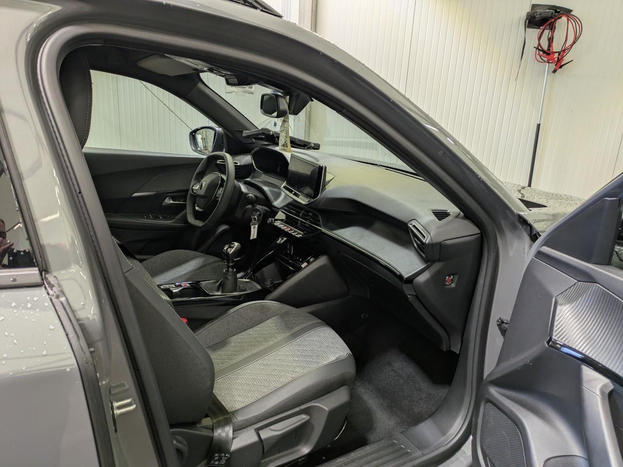 Fahrzeugabbildung Peugeot 2008 Allure Pure Tech 100