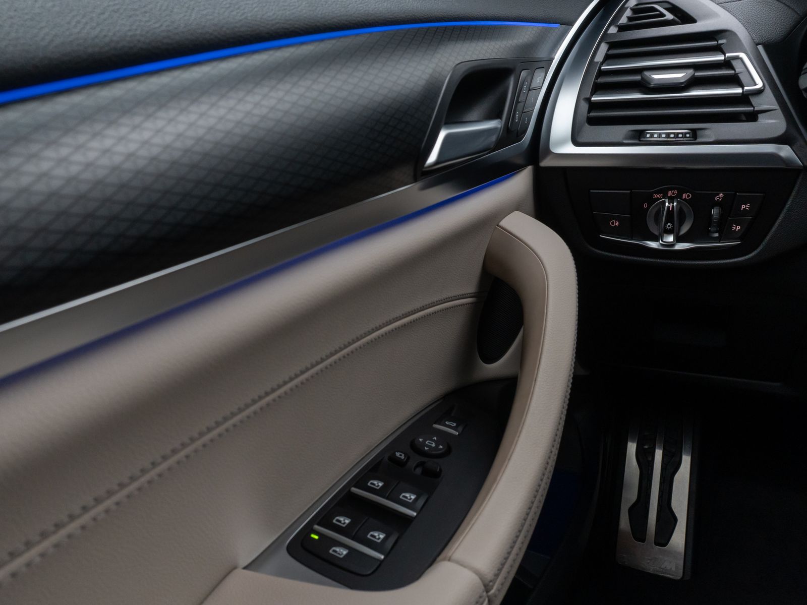 Fahrzeugabbildung BMW X4 M40i Kamera Laser HUD DAB HiFi Komfort 20Zoll